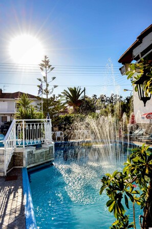 室外游泳池,池畔遮阳伞,日光浴躺椅