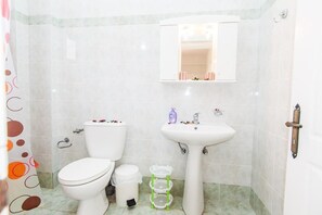 Buồng tắm vòi sen, đồ dùng nhà tắm miễn phí, máy sấy tóc, khăn tắm