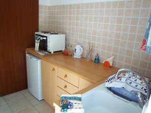 Monolocale, vista montagna | Angolo cottura privato | Frigorifero, forno, macchina per tè/caffè, bollitore elettrico