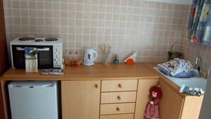 Studio, pemandangan gunung | Dapur kecil pribadi | Mesin pembuat kopi/teh, lemari es, oven, dan ketel listrik