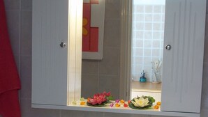 Studio, pemandangan gunung | Wastafel kamar mandi