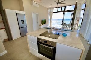 Ático panorámico | Cocina privada | Frigorífico grande, microondas, horno y placa de cocina