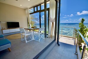 Loftsleilighet – panorama | Oppholdsområde | En 50-tommers LCD-TV med kabel-kanaler samt TV og DVD-spiller