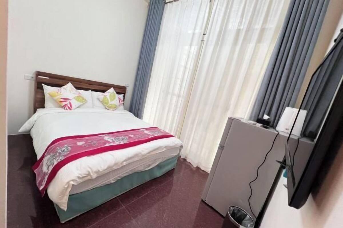 Individually furnished, free WiFi, bed sheets