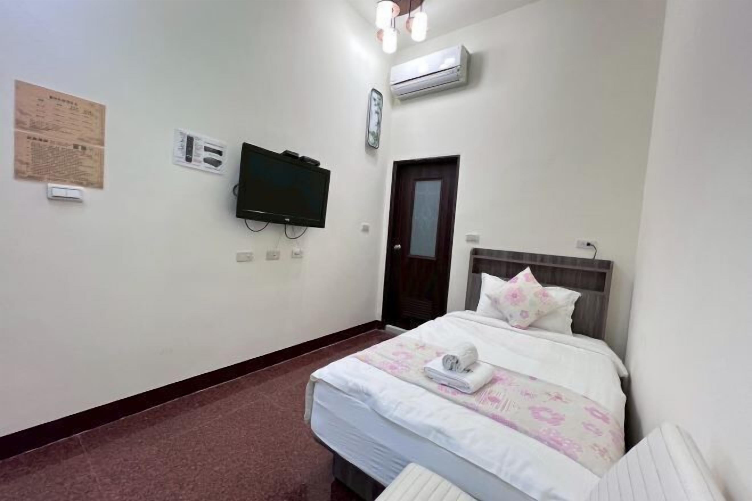 Individualmente mobiliados, Wi-Fi de cortesia, roupa de cama