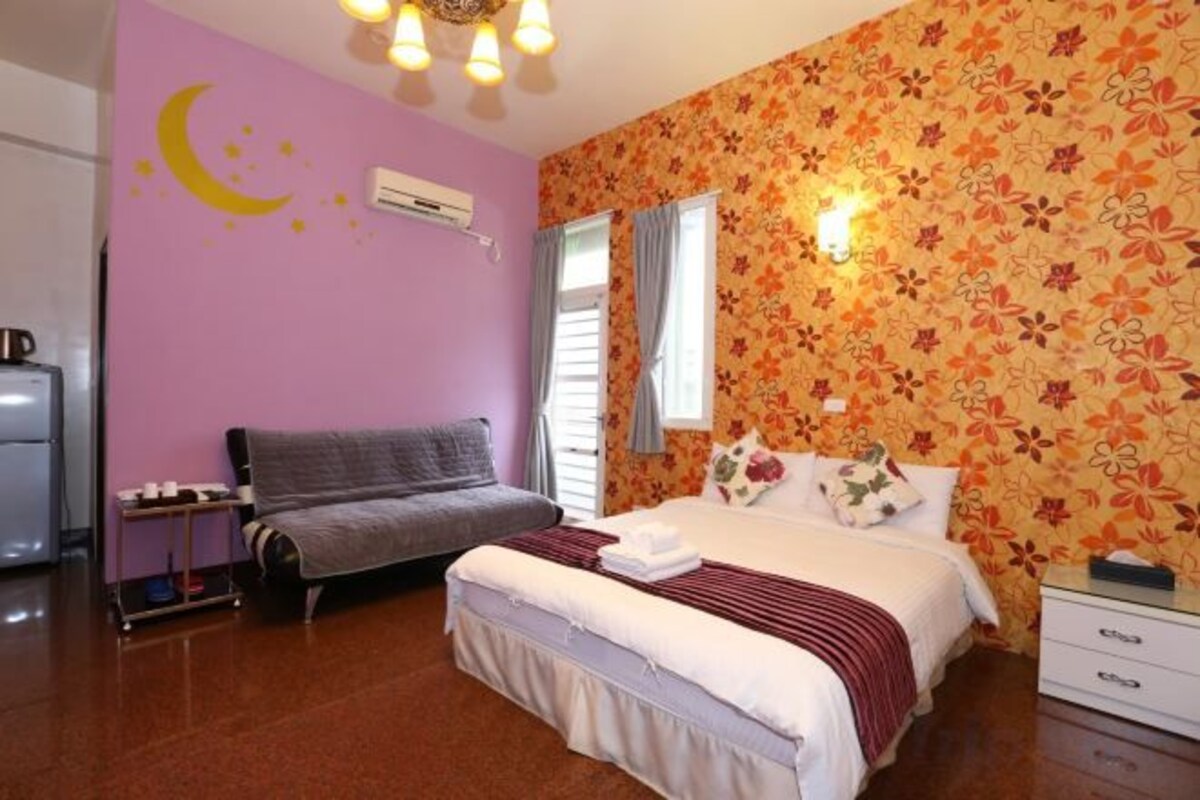 Free WiFi, individually furnished, bed sheets
