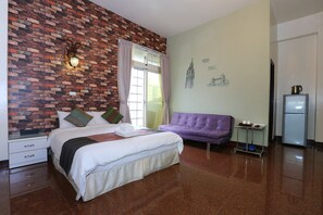 Muebles diferentes, wifi gratis y ropa de cama 