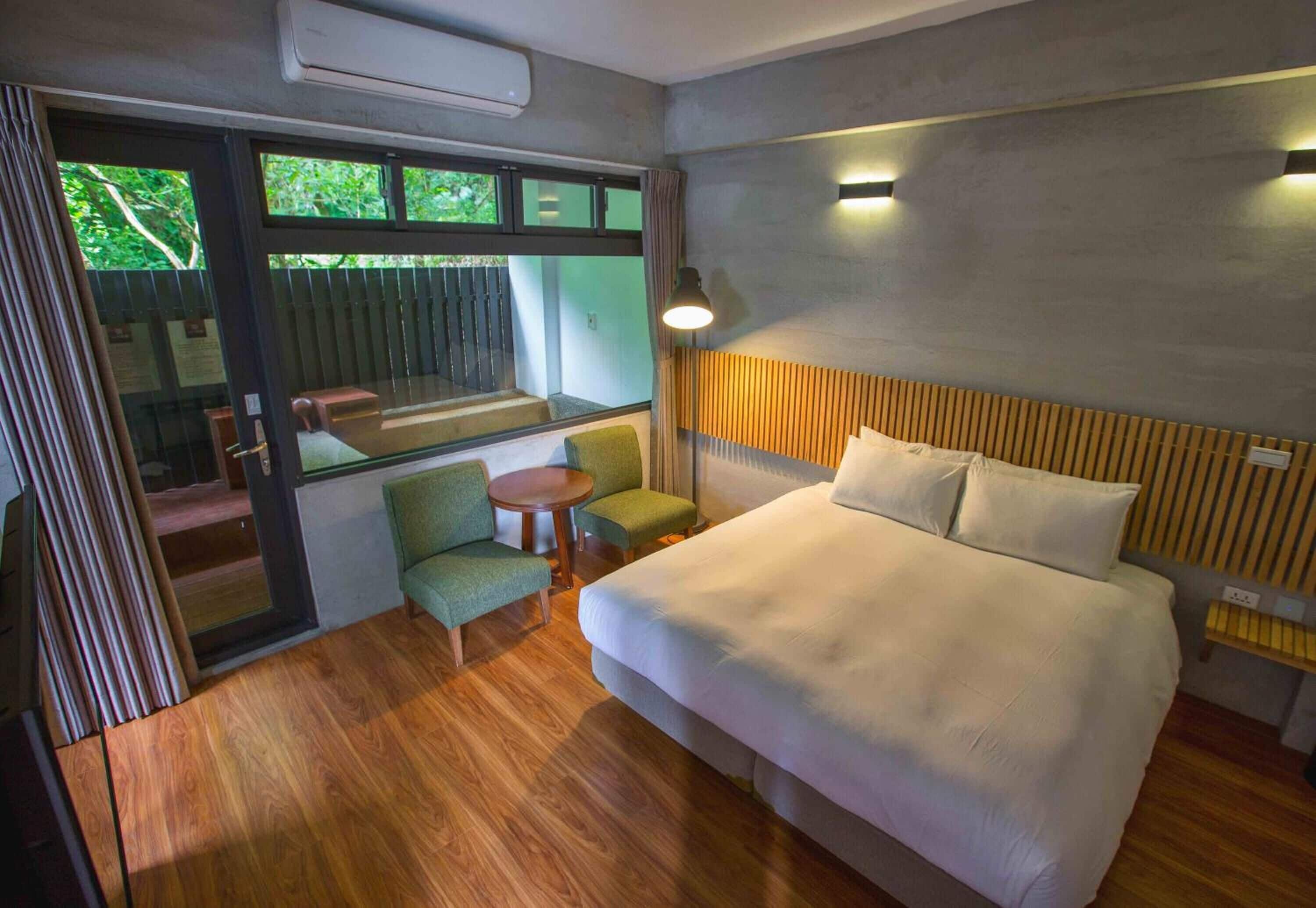 1 bedroom, premium bedding, free minibar, desk