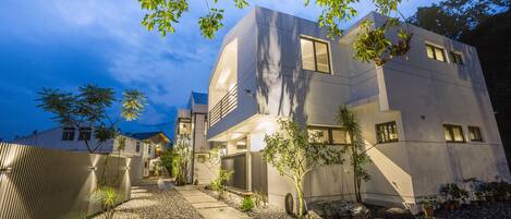 Quadruple Room, 2 Queen Beds, Non Smoking, Mountain View | Exterior