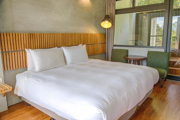 Double Room, 1 Queen Bed, Non Smoking, Mountain View