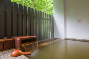 Separate tub and shower, spring water tub, free toiletries, hair dryer - Ruisui Sunshine Hot Spring B&B (Ruisui)