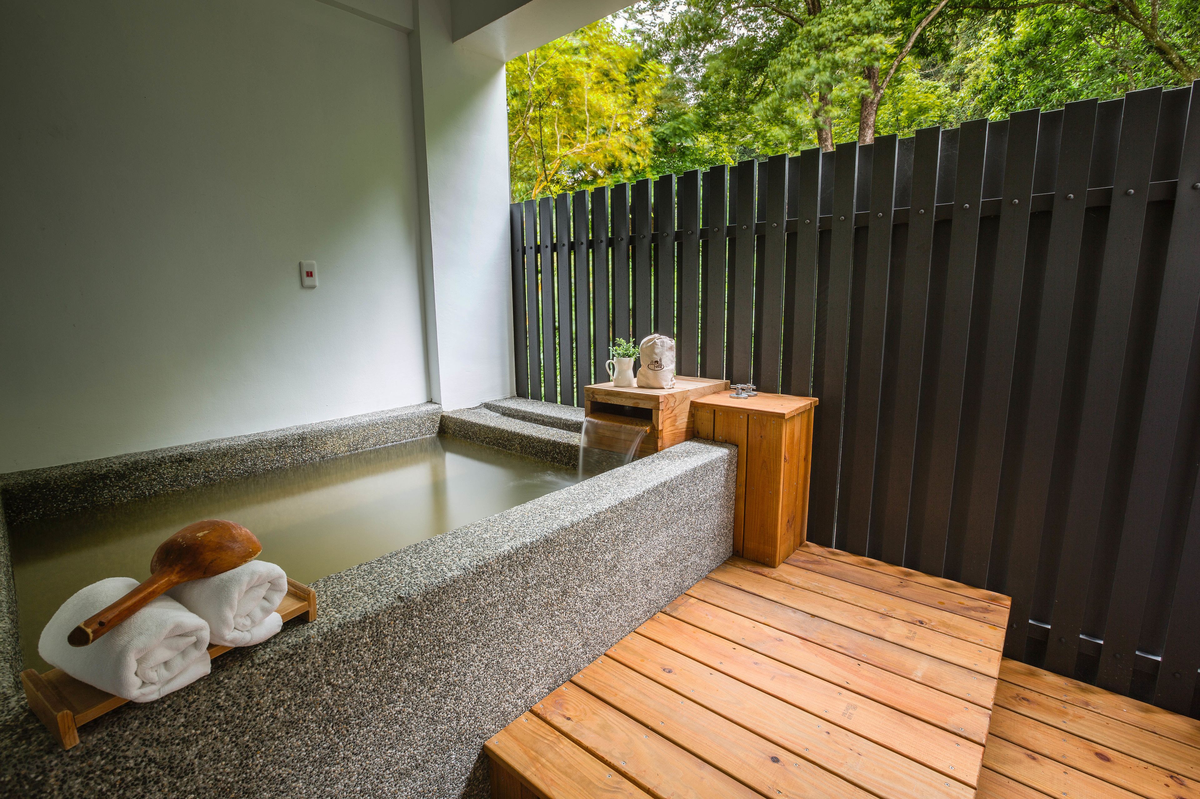 double room, 1 queen bed, non smoking, mountain view | deep-soaking bathtub