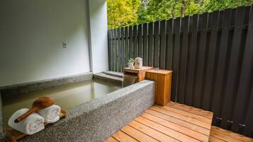 Double Room, 1 Queen Bed, Non Smoking, Mountain View | Deep soaking bathtub