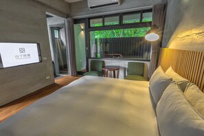 Dubbelrum - 1 queensize-säng - icke-rökare - utsikt mot bergen | Sängtillbehör av högsta kvalitet och gratis produkter i minibar