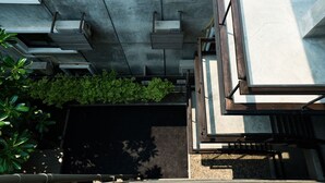 Un bâtiment moderne doté d’une façade en béton, de plusieurs étages et d’un escalier central.