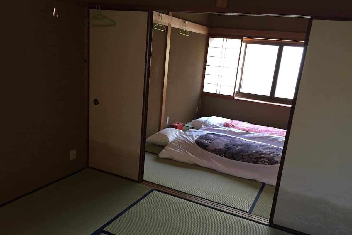 Kamar (Private, 2 Japanese Silk Futon for 6) | Seprai katun Mesir, Wi-Fi gratis, dan seprai linen
