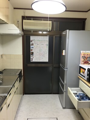 大型冷蔵庫、電子レンジ、コンロ、電気ポット