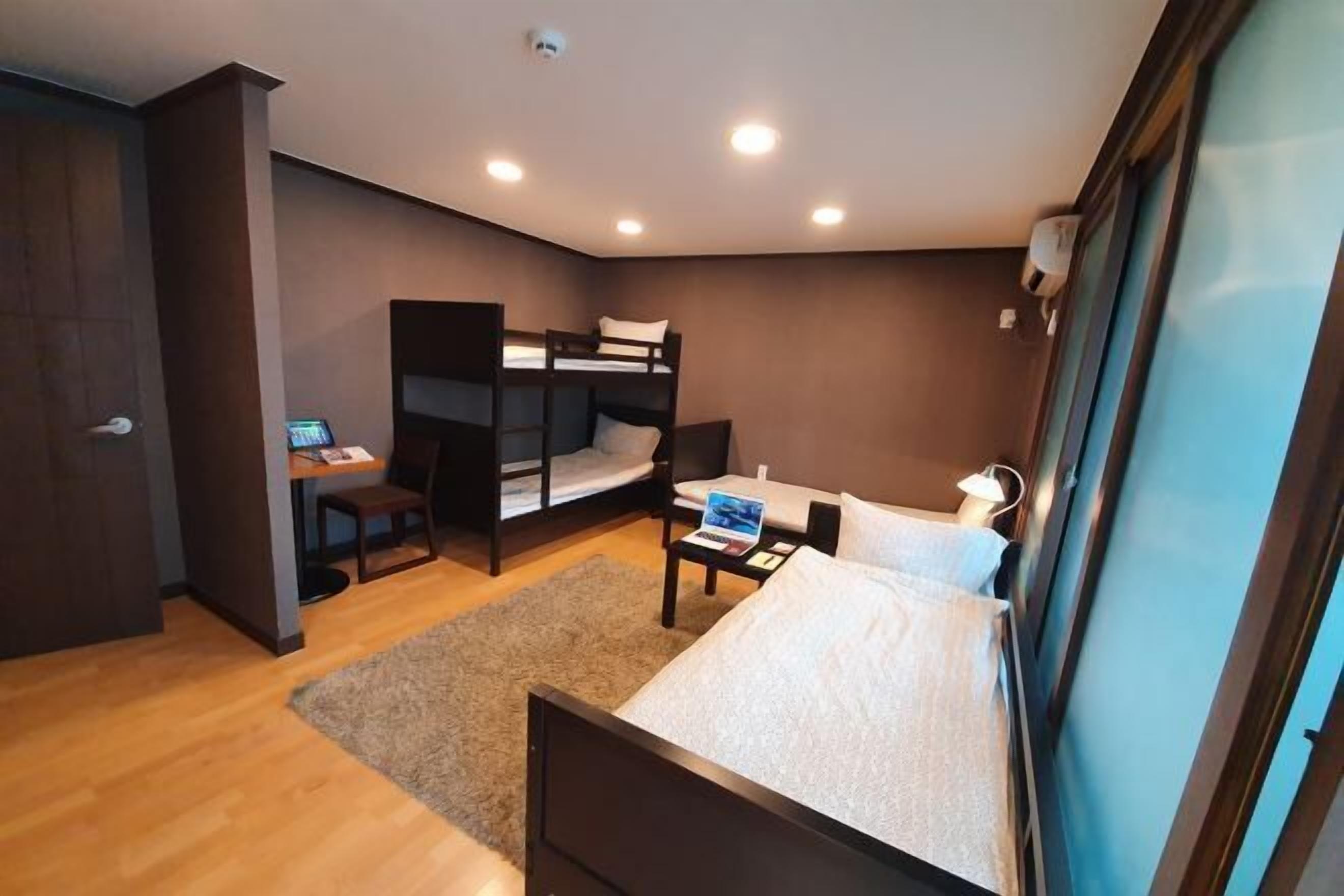 Cofres nos quartos, espaço de trabalho para notebook