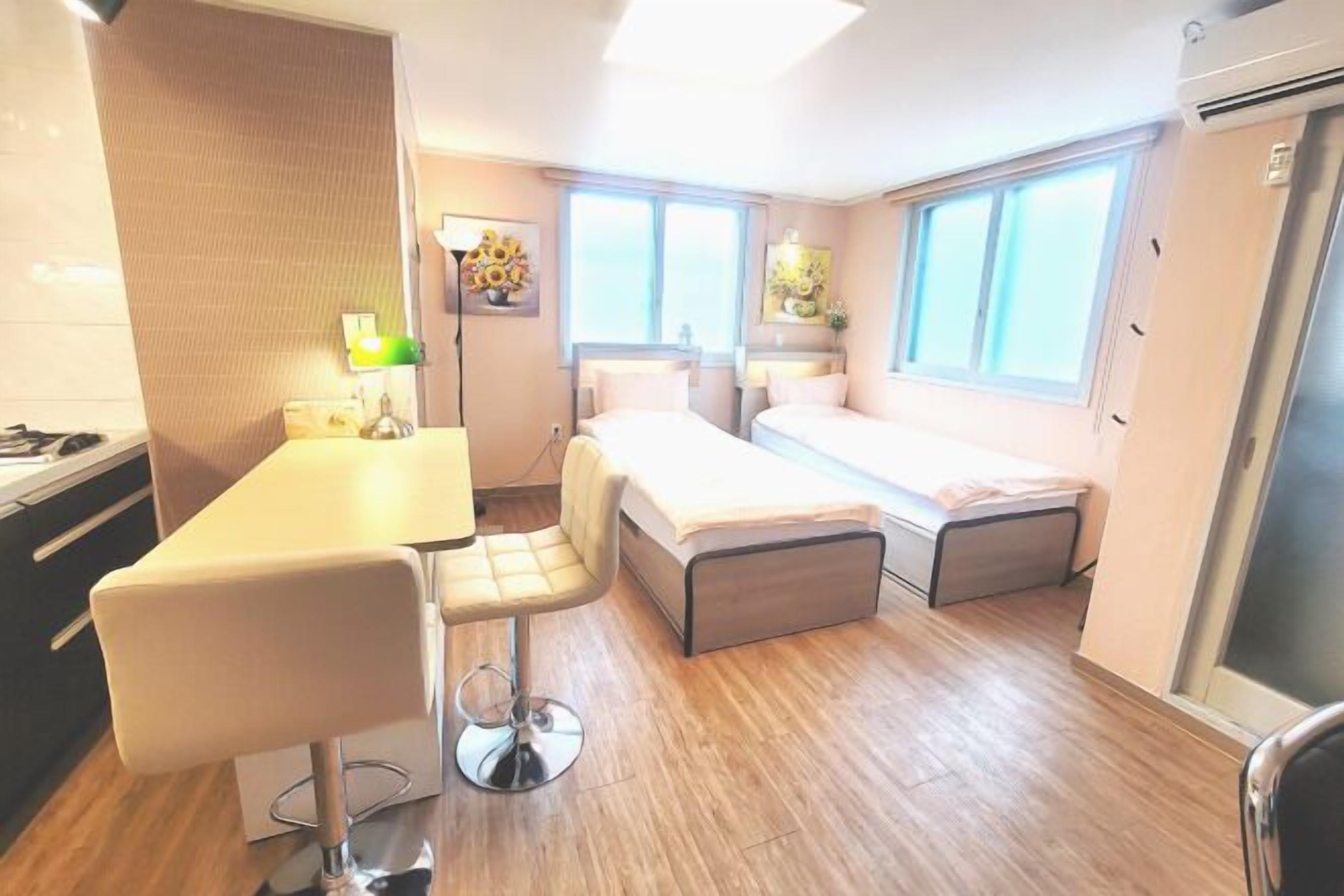 Cofres nos quartos, espaço de trabalho para notebook