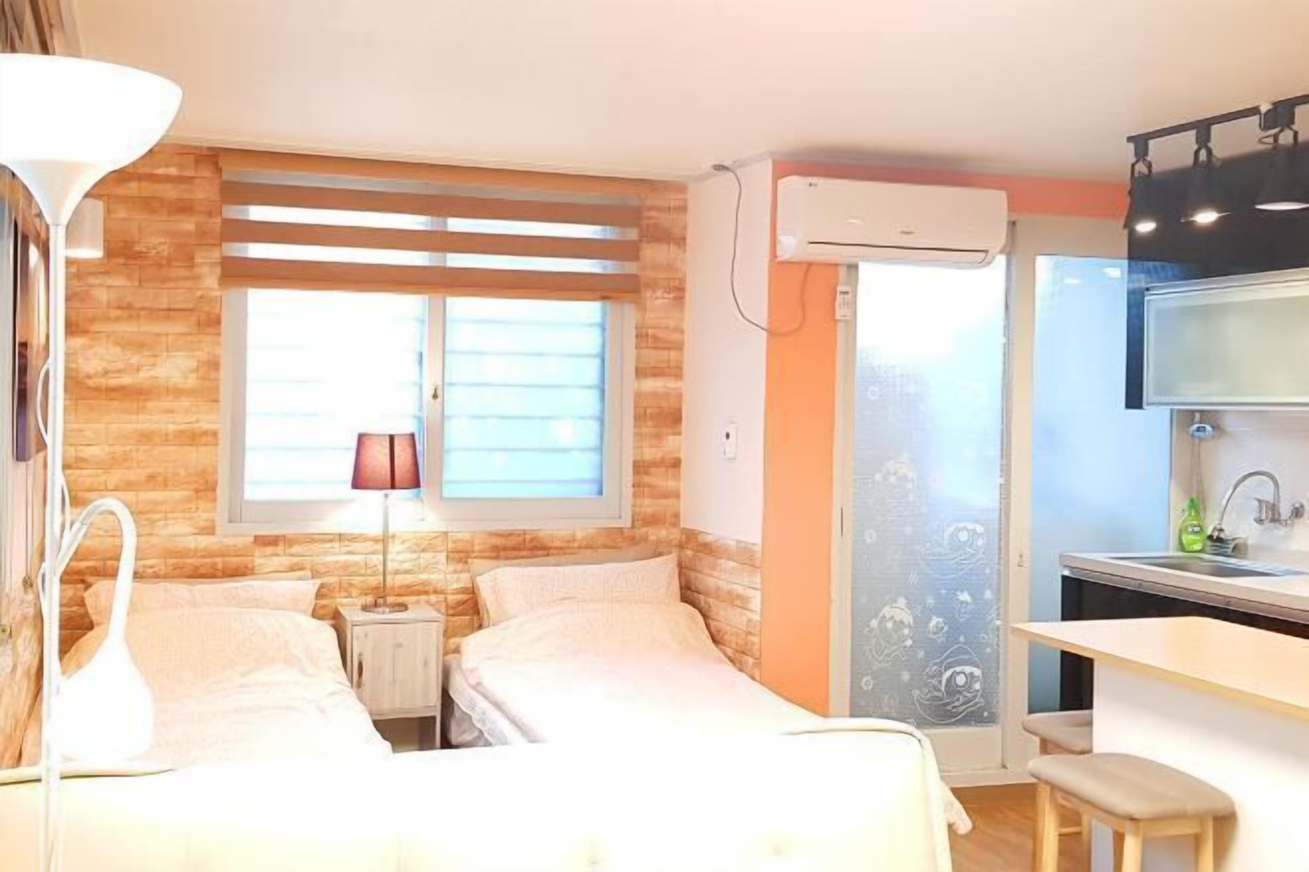 Cofres nos quartos, espaço de trabalho para notebook