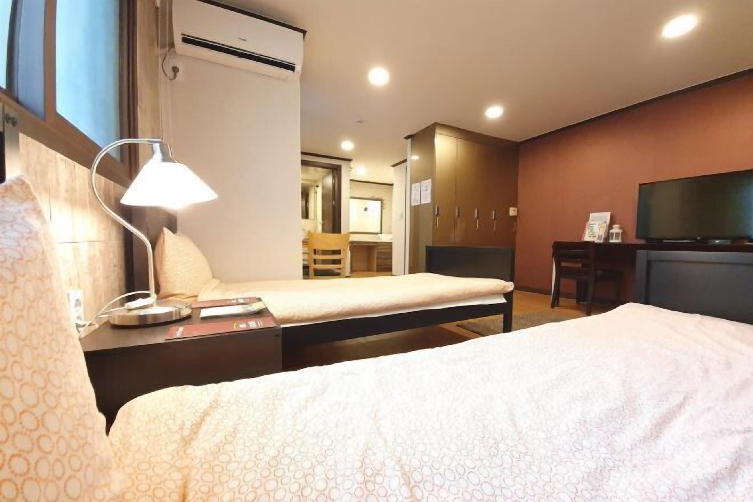 Cofres nos quartos, espaço de trabalho para notebook