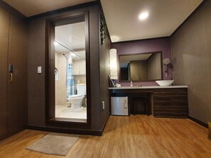 Basic Shared Dormitory, Women only (Main/annex random assignment) | Bathroom | Shower, free toiletries, hair dryer, slippers - Forêt Guest House (Seoul)