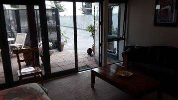 Studio, 1 Queen Bed | Garden view