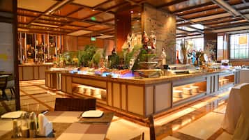 Daily buffet breakfast (CNY 98 per person)
