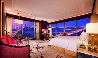 Business King Room with Garden View | Premium bedding, minibar, in-room safe, desk