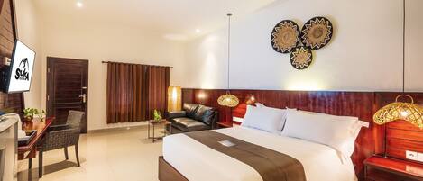 Standaard suite | Een minibar, een bureau, gratis wifi, beddengoed