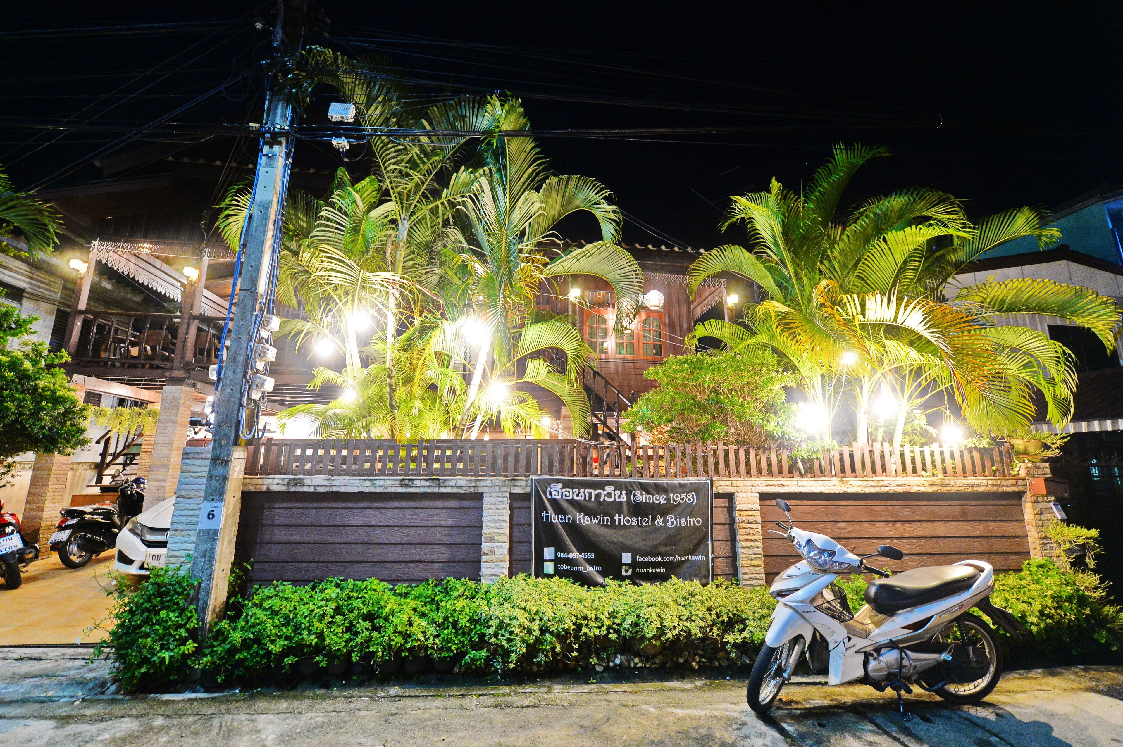 A szálláshely homlokzata – este/éjszaka