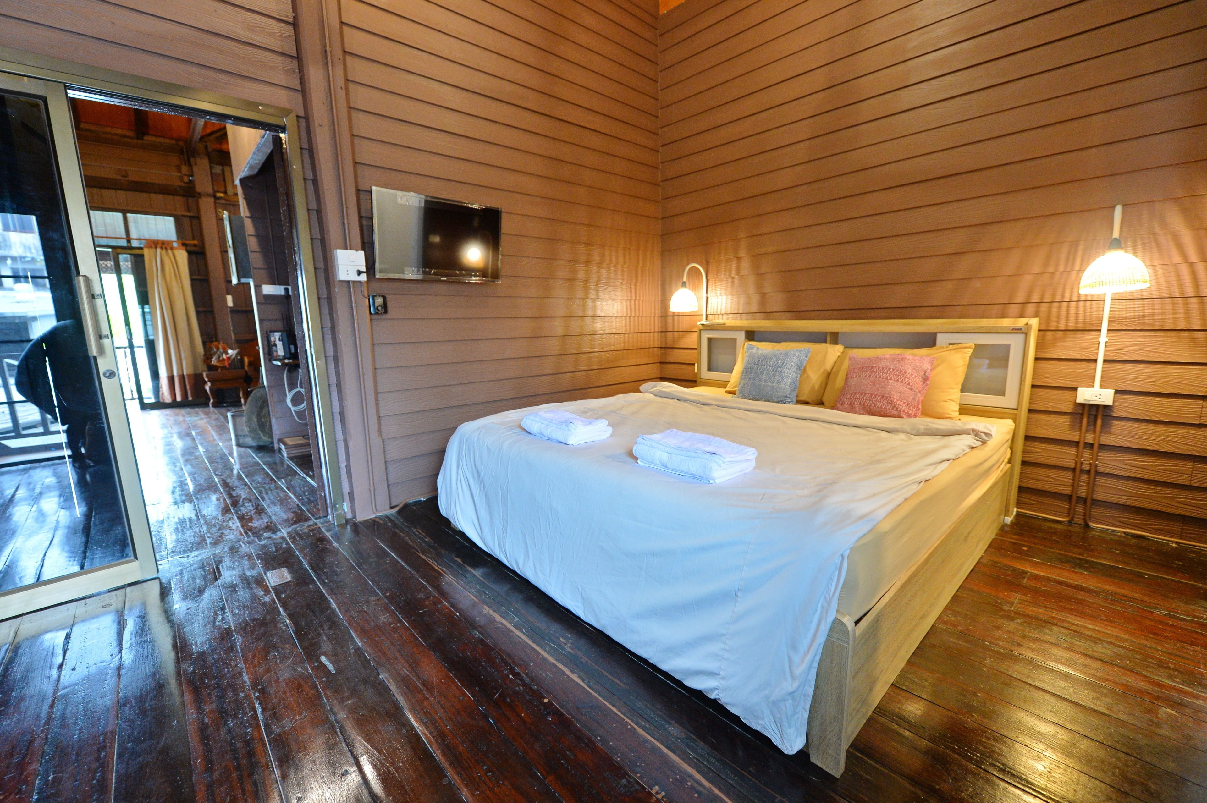 Laptop workspace, soundproofing, free WiFi