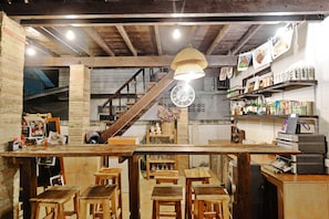 Family Room 10 Persons | Bar (on property)
