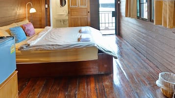 Laptop workspace, soundproofing, free WiFi