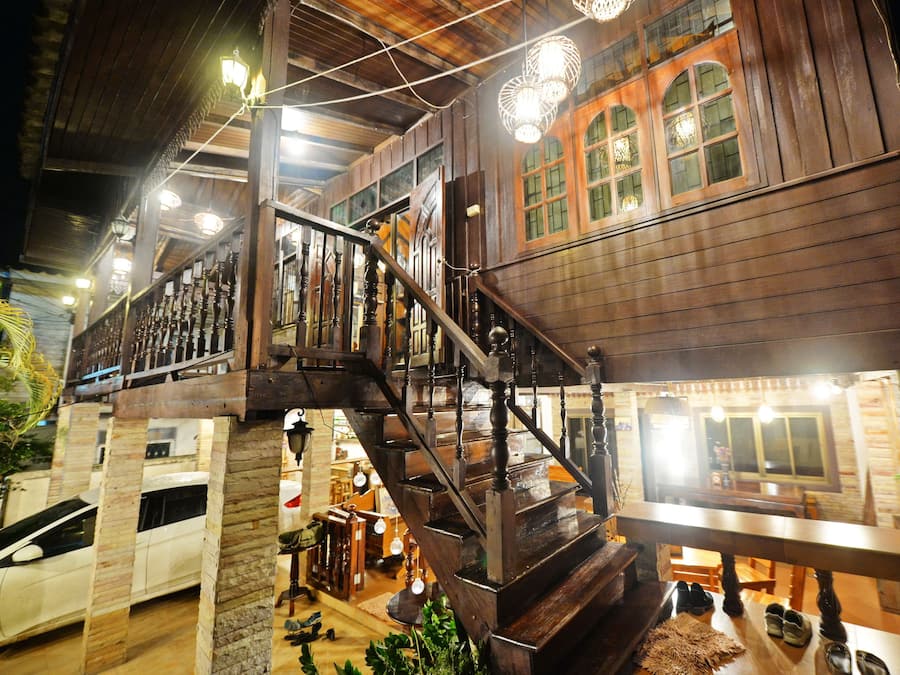 Fachada da propriedade à noite