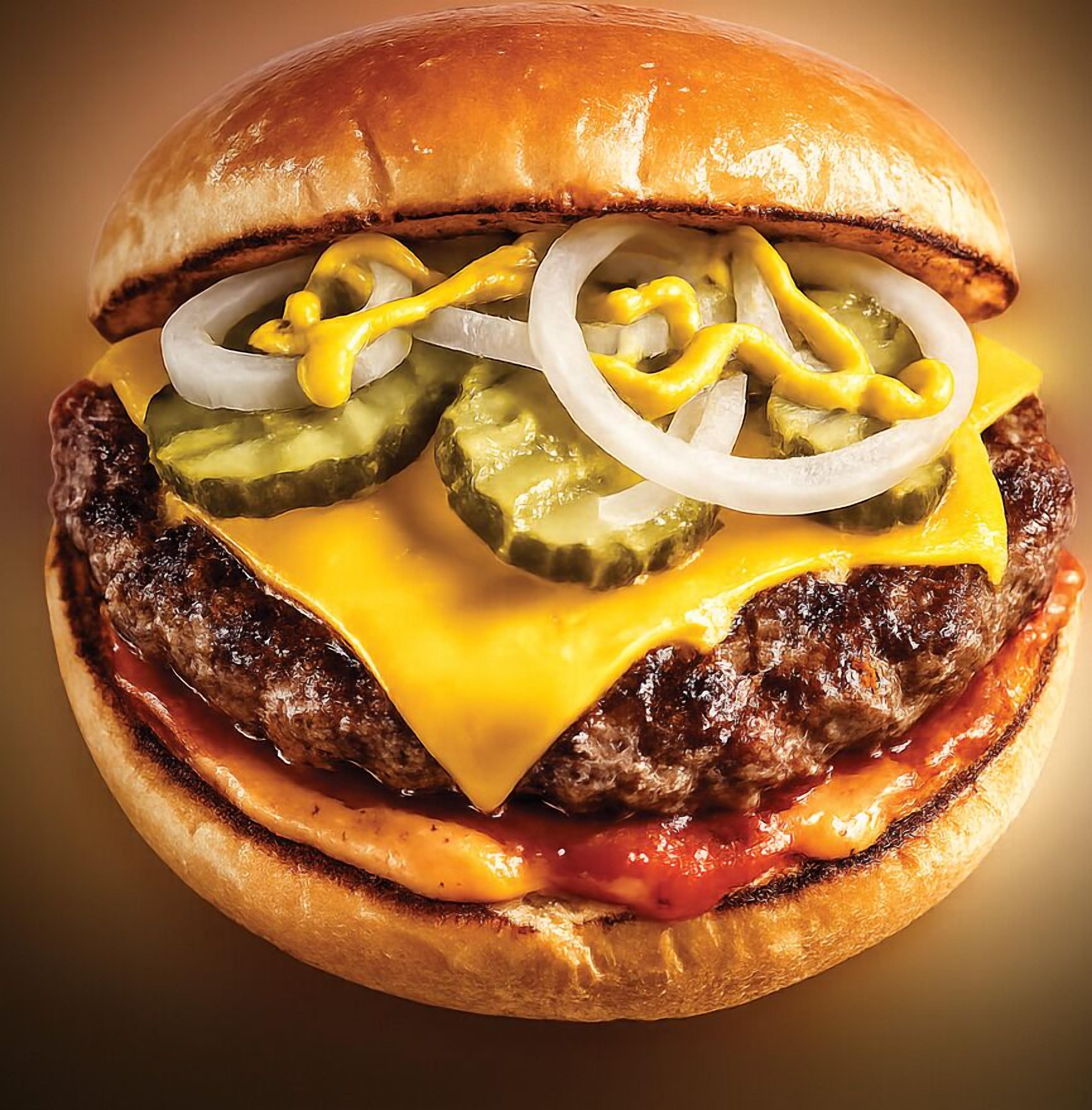 Una hamburguesa con queso, pepinillos, cebolla y mostaza.