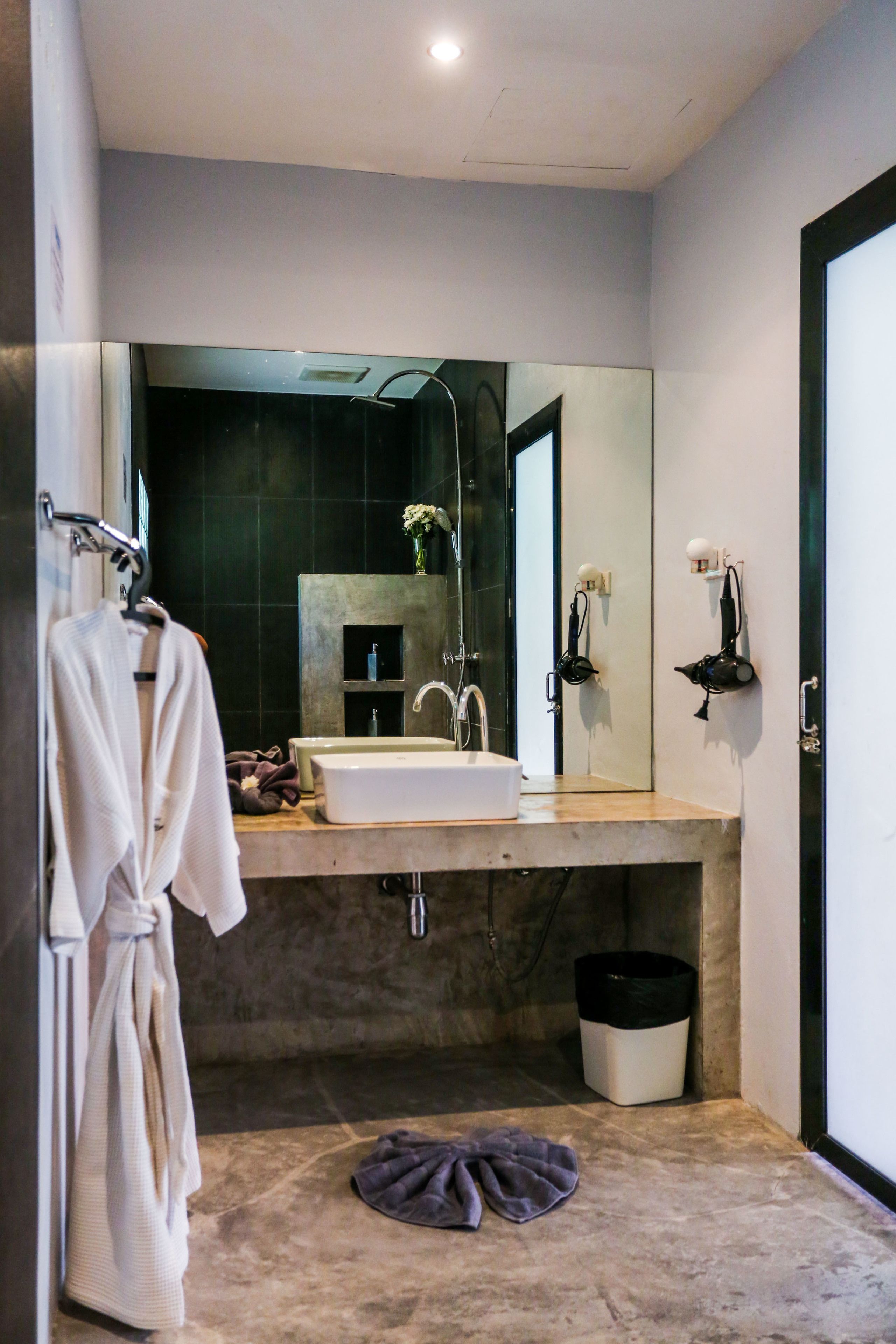 deluxe room | bathroom amenities | shower, rainfall showerhead, free toiletries, hair dryer
