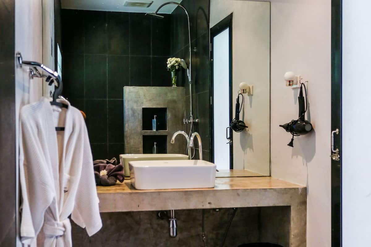 deluxe room | bathroom amenities | shower, rainfall showerhead, free toiletries, hair dryer
