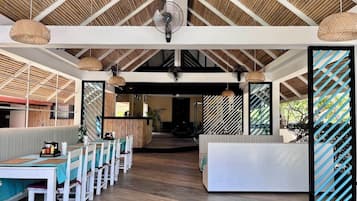 Frokost serveres, utsikt mot hagen