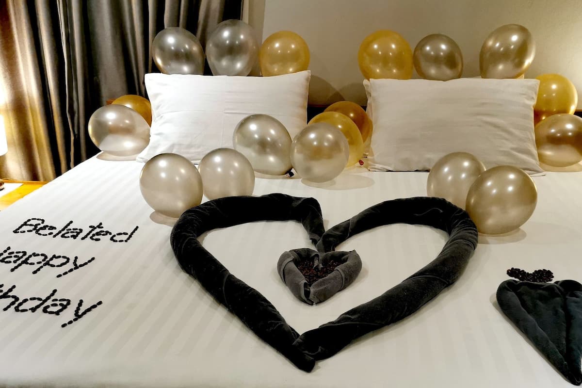 deluxe room | 1 bedroom, premium bedding, pillow-top beds, minibar