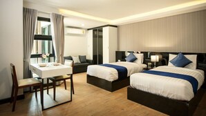 A hotel room with a bed, bedside tables, a desk, and a chair. - Chonlada Place (Chiang Mai)