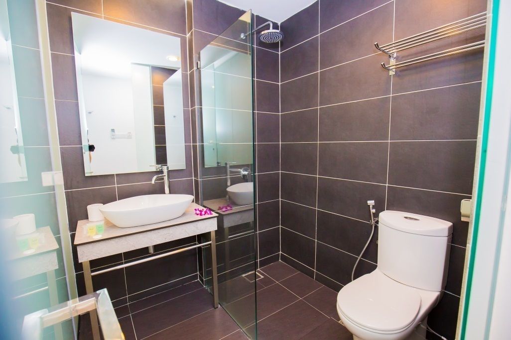 superior room | bathroom | shower, free toiletries, towels