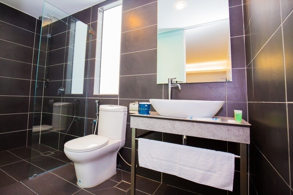 shower, free toiletries, towels