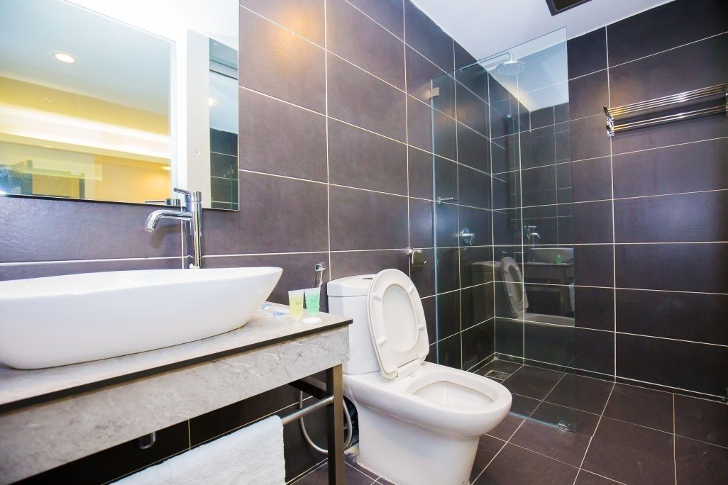 shower, free toiletries, towels