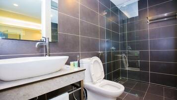 Shower, free toiletries, towels