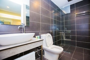 Buồng tắm vòi sen, đồ dùng nhà tắm miễn phí, khăn tắm