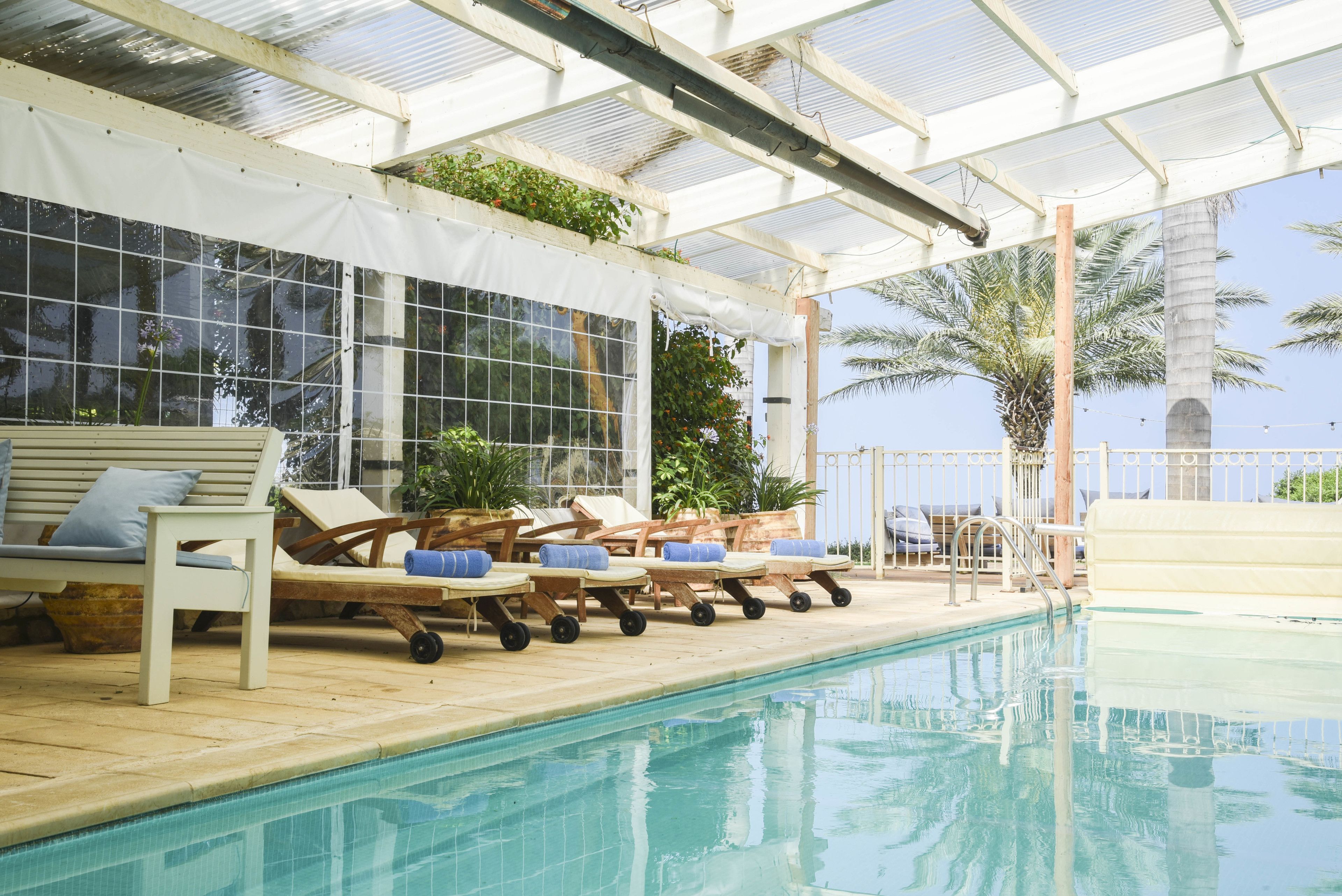 Kolam renang indoor dan kolam renang outdoor