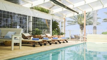 Kolam renang indoor dan kolam renang outdoor