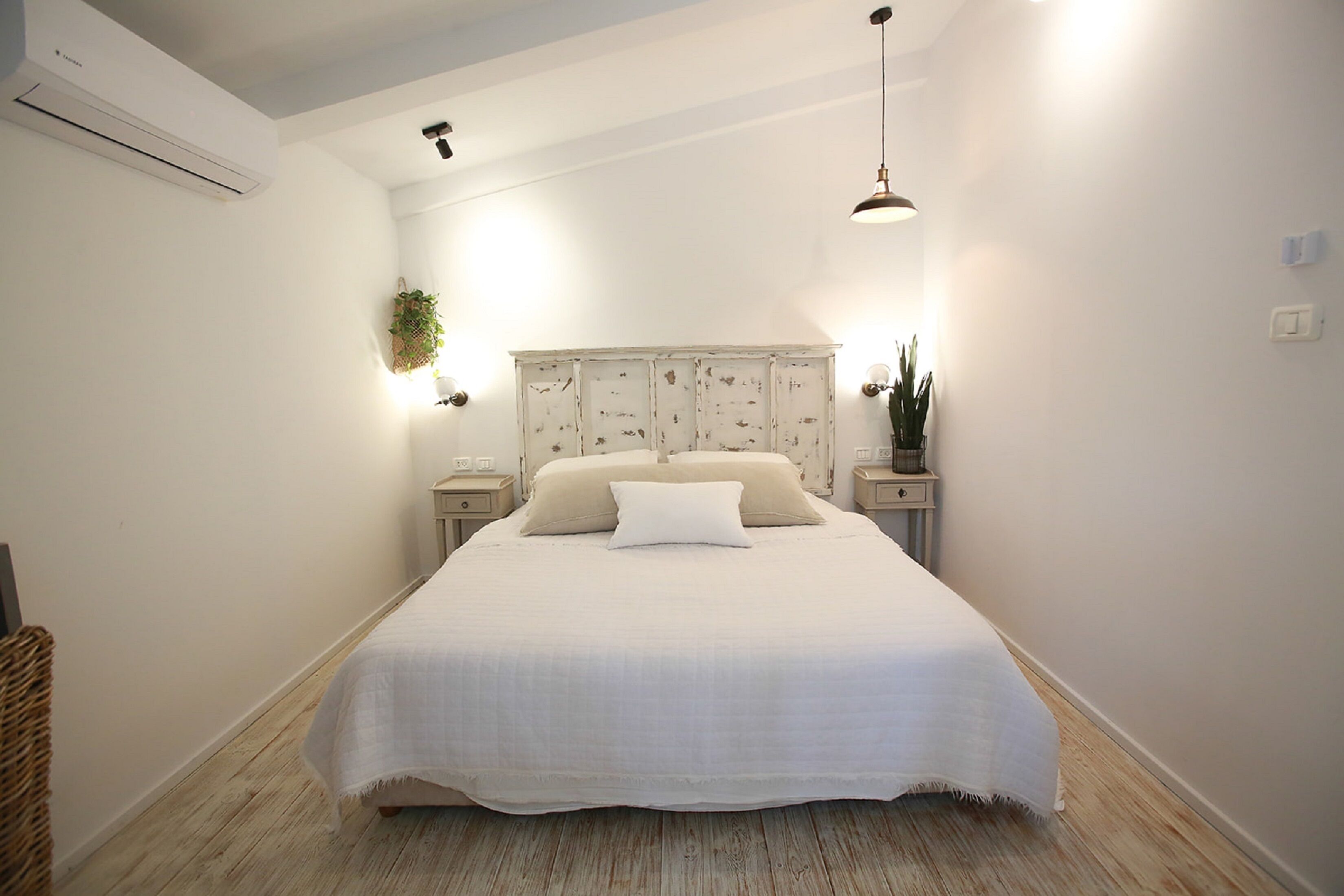 Escritorio, cortinas blackout, cunas gratuitas y wifi gratis 