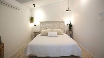 Baita | 1 camera, una scrivania, tende oscuranti